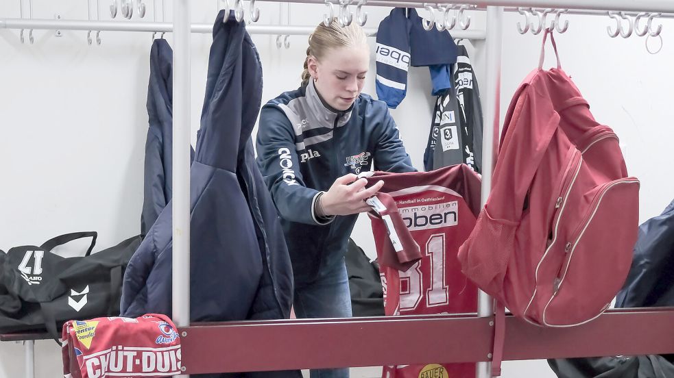 Wichtige Stütze bei den Heimspielen des OHV Aurich: Paula Granitzka verbringt dann bis zu sechs Stunden in der Sparkassen-Arena und hilft beim Auf- und Abbau des Equipments sowie bei den Vorbereitungen. Foto: Helmut Vortanz