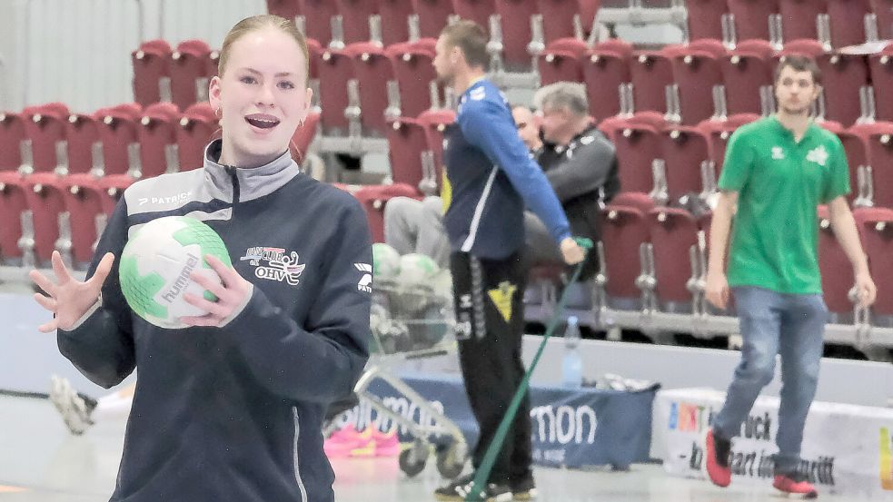 Ob als Spielerin, Trainerin, Schiedsrichterin oder Helferin bei Heimspielen: Paula Granitzka engagiert sich mit bemerkenswertem Einsatz im Handball – und ist damit längst ein wichtiger Faktor im Vereinsleben. Foto: Helmut Vortanz