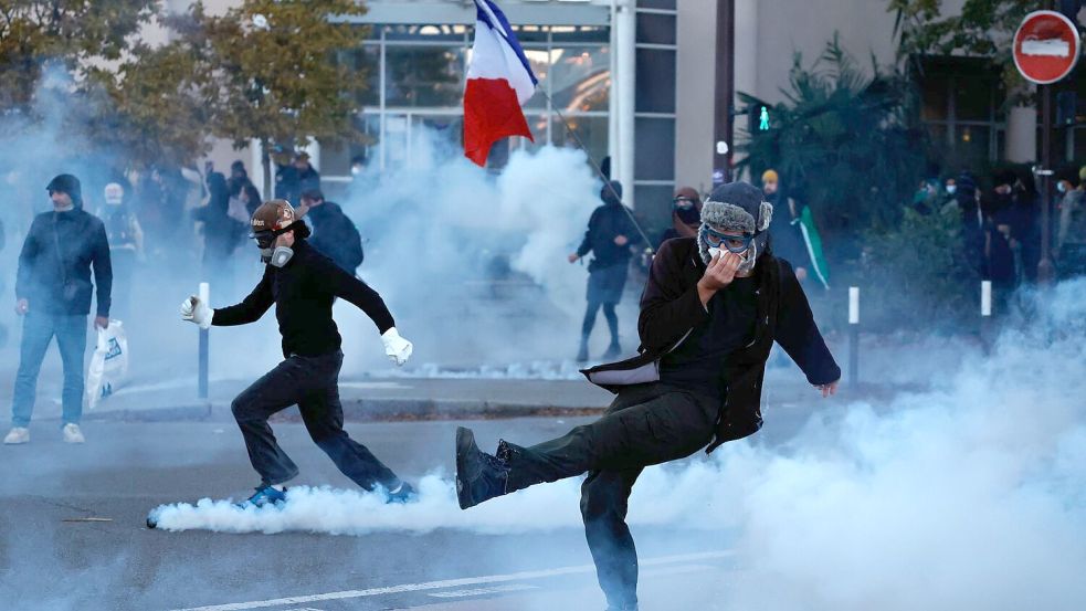 Sicherheitskräfte setzten Tränengas ein.  Foto: Jeremias Gonzalez/AP/dpa