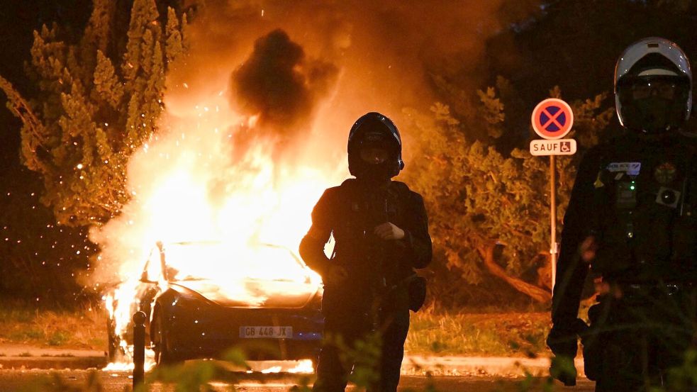 In mehreren Städten brannten Gegenstände auf den Straßen.  Foto: Emma Da Silva/AP/dpa