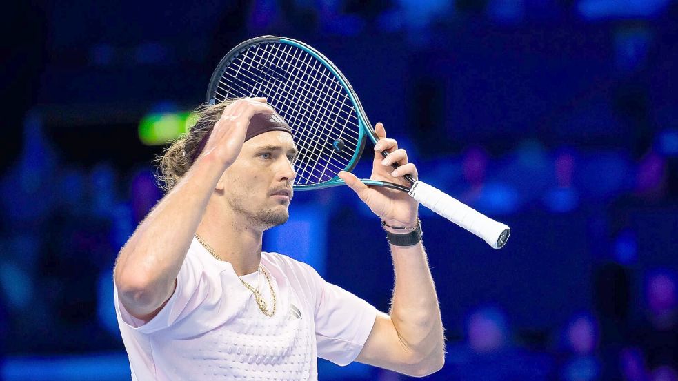 Im Halbfinale von Wien hadert Alexander Zverev immer wieder mit den Bällen.  Foto: Max Slovencik/APA/dpa