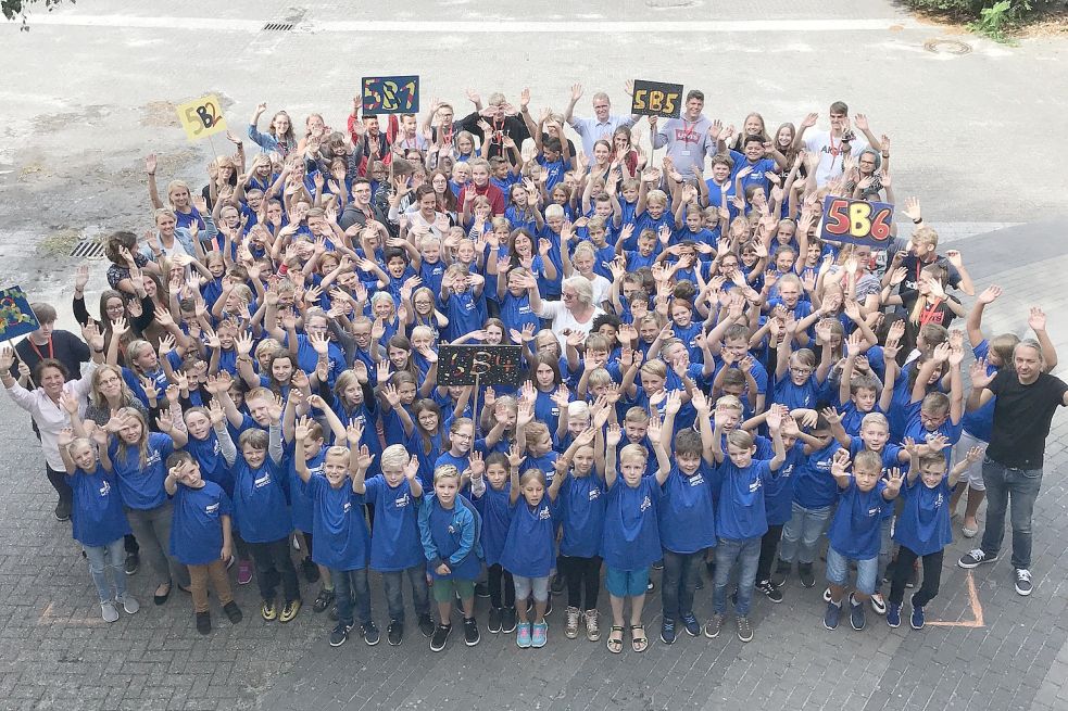Die neuen Fünftklässler der KGS Wiesmoor feierten ihren ersten Schultag.