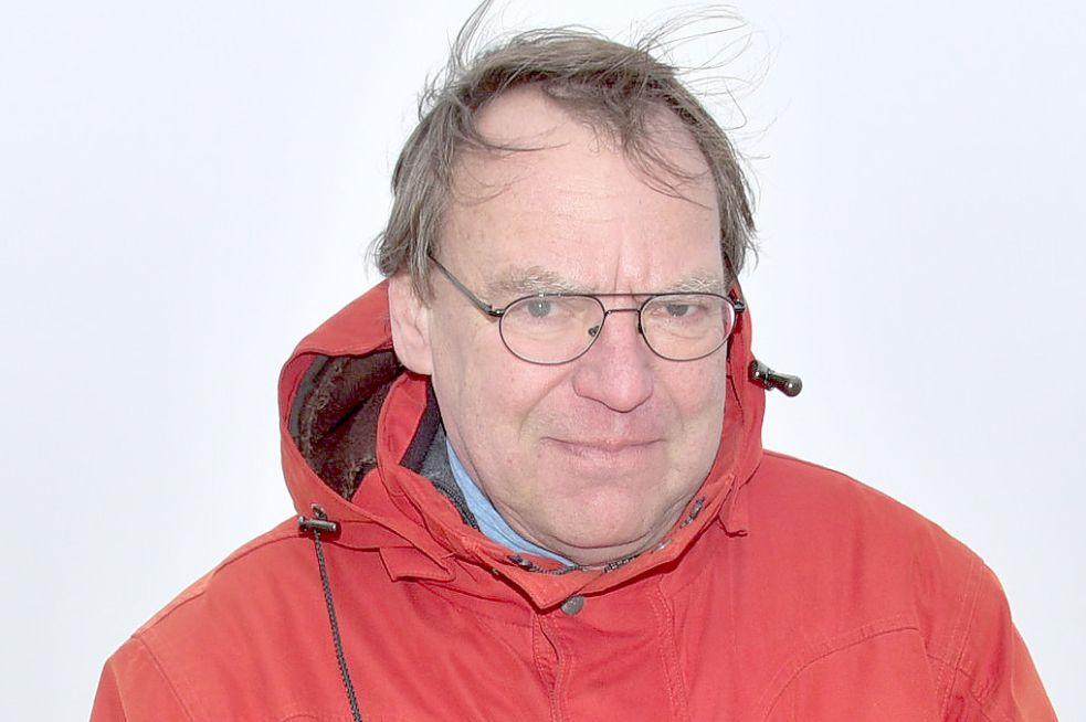 Christian Groger hat einen der beiden Unterkiefer auf Baltrum entdeckt. Archivbilder: Hinrichs
