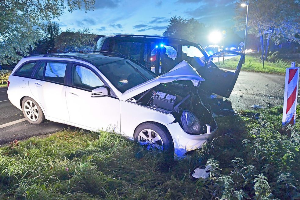 Die beteiligten Autos wurden stark beschädigt. Bild: Ortgies