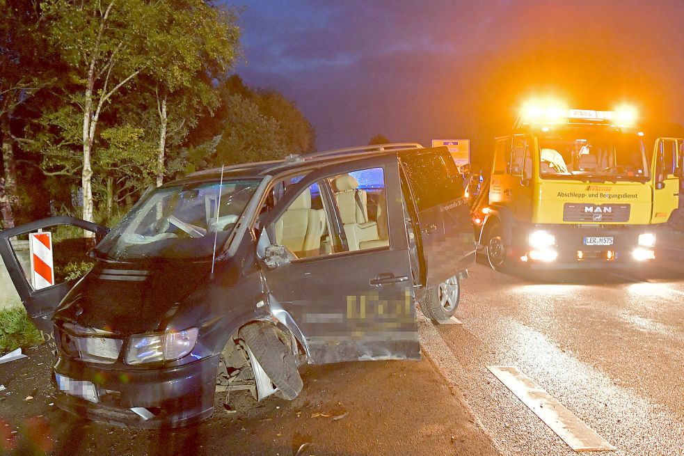 Auch dieser Van musste nach dem Unfall abgeschleppt werden. (Bild: Ortgies)