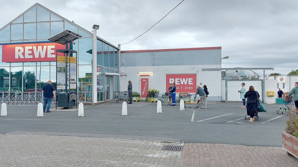 Neueröffnung in Emden: Die ersten Kunden standen schon um 7 Uhr vor dem Rewe-Markt - Ostfriesen ...