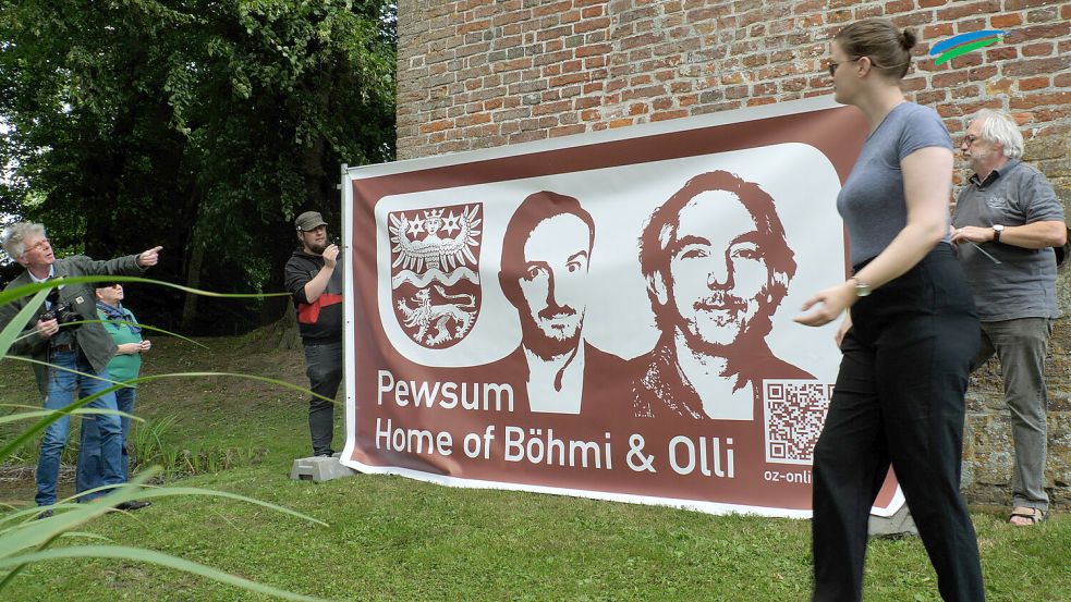 Fest und Flauschig Böhmi & Olli so kam das Schild an die Manningaburg OstfriesenZeitung