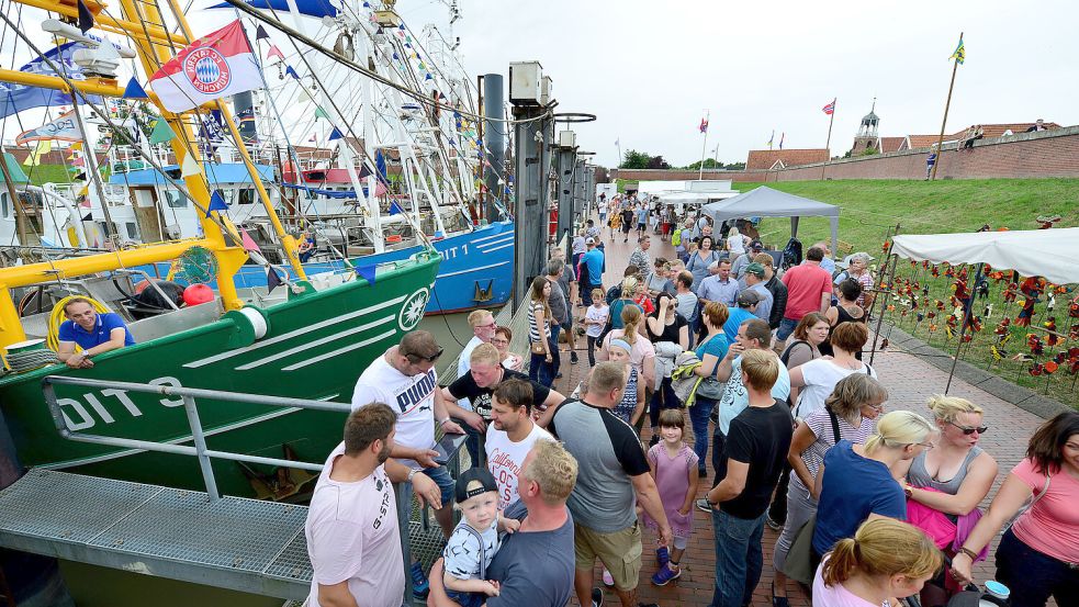 Im Fischerdorf: Hafenfest in Ditzum - Kutter, Hobbymarkt und Party