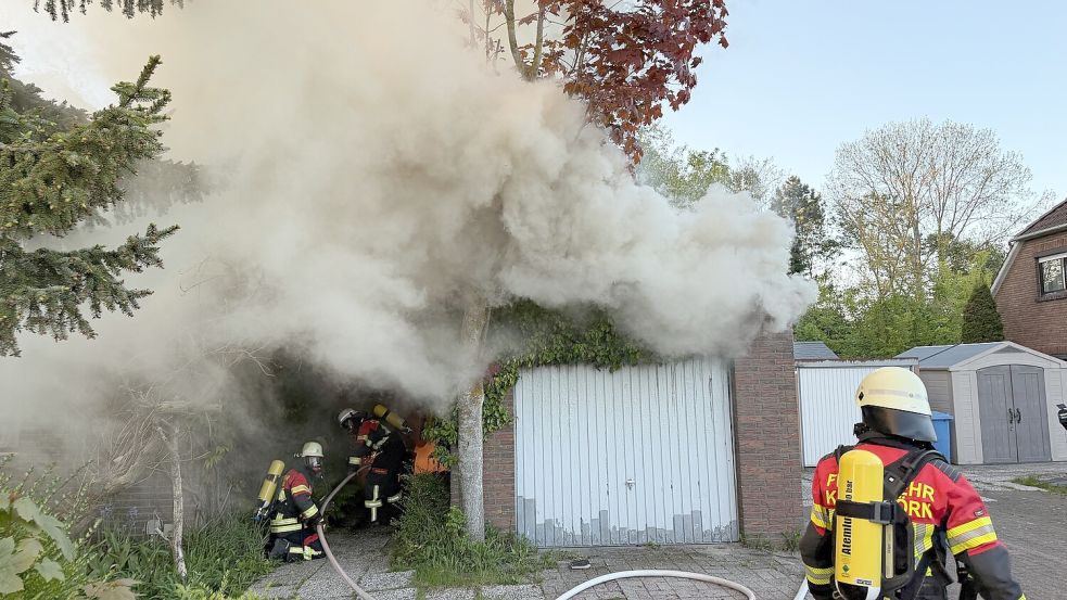 Pewsum: Garage fire - | Fire department prevents worse