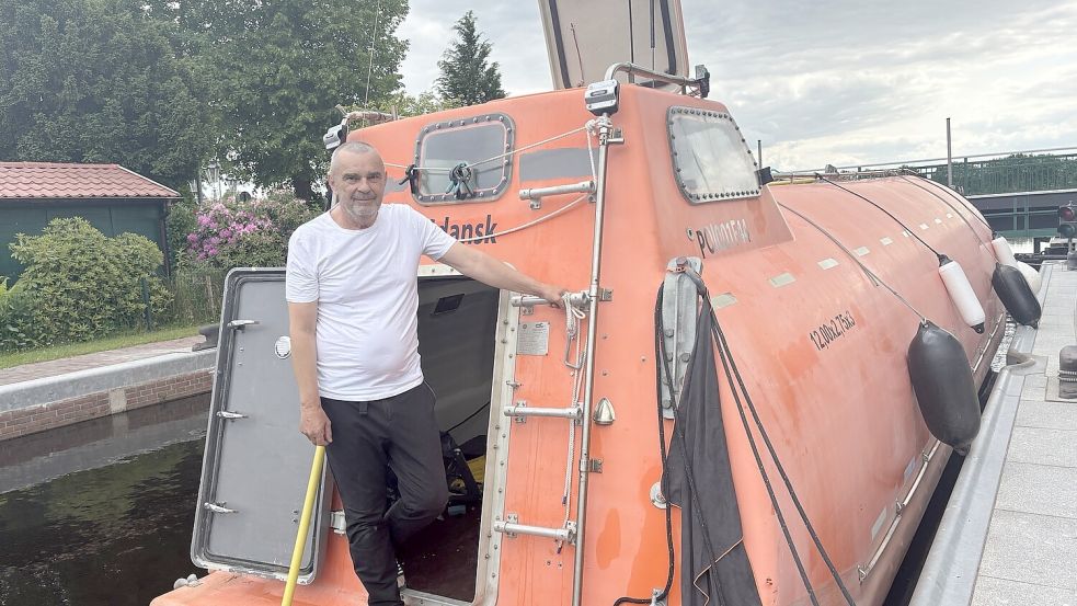 Unusual watercraft: Former lifeboat on the Ems-Jade Canal near Aurich