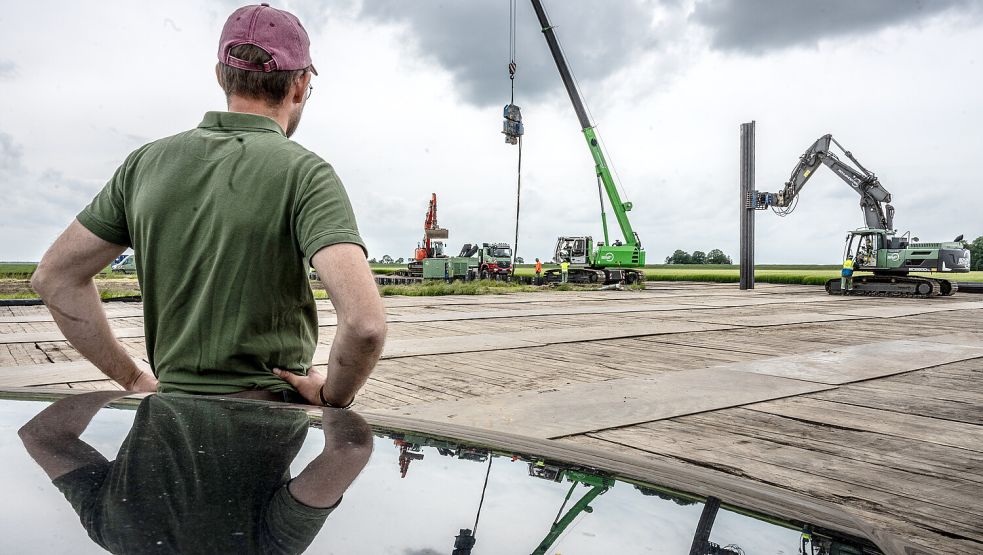 Cable routes: No money - | Farmers in Rheiderland on the barricades