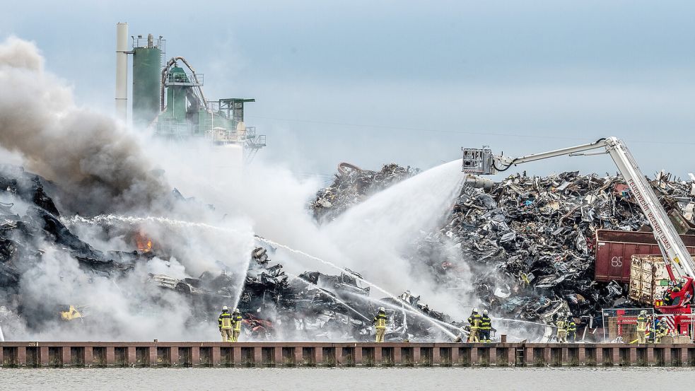 After major fire: Is firefighting water polluting the Leer harbor and the ...