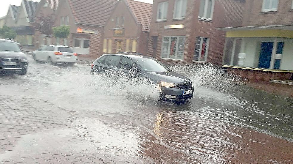 Heavy rain: Is sewer renovation in Weener the reason for street flooding?