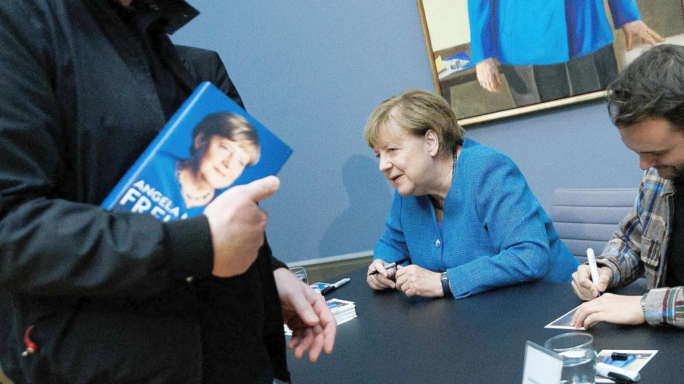 Politik: Angela Merkel kommt zur Autogrammstunde nach Emden