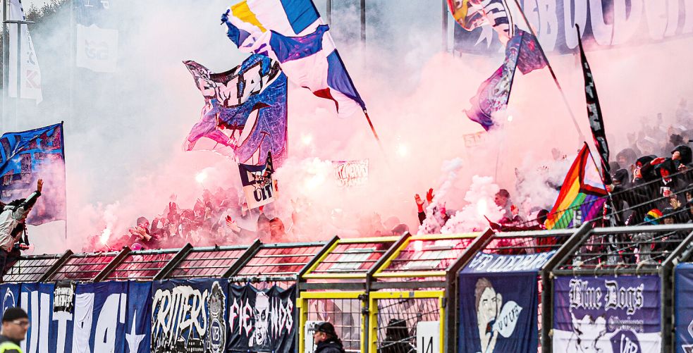71 Fackeln abgebrannt: Pyrotechnik im Derby - VfB Oldenburg droht die ...