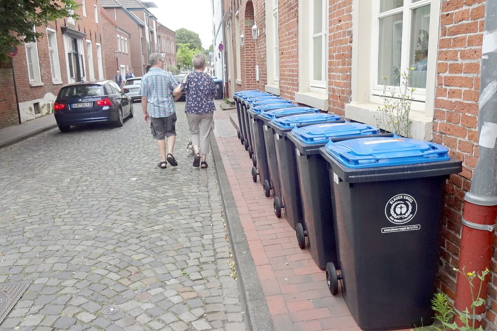 Leer Blaue Tonnen Werden Erstmals Geleert Ostfriesen Zeitung leer-blaue-tonnen-werden-erstmals-geleert-ostfriesen-zeitung