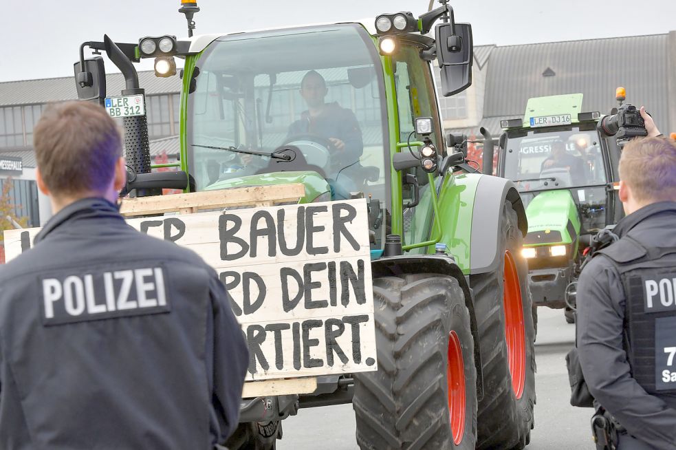 Mit 200 Traktoren zur BauernDemo in Berlin OstfriesenZeitung Mit 200 Traktoren zur BauernDemo in Berlin OstfriesenZeitung