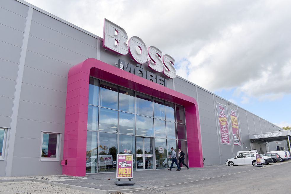 Neueröffnung Möbel Boss stellt sich in Emden schon mal vor